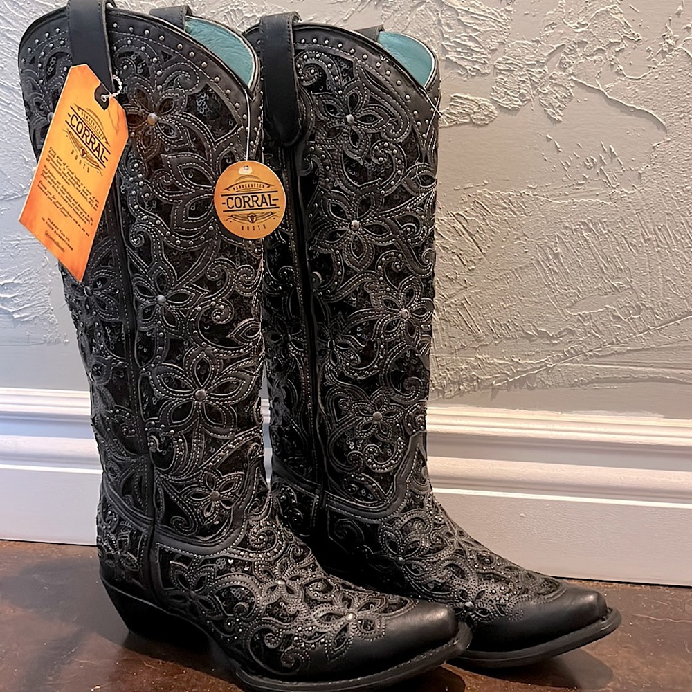 CORRAL WOMEN'S INLAY EMBROIDERY WESTERN BOOTS - SNIP TOE. COLOR: BLACK SIZE: 7 M